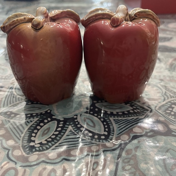 Vintage ceramic red apples salt and pepper shakers - Picture 1 of 4